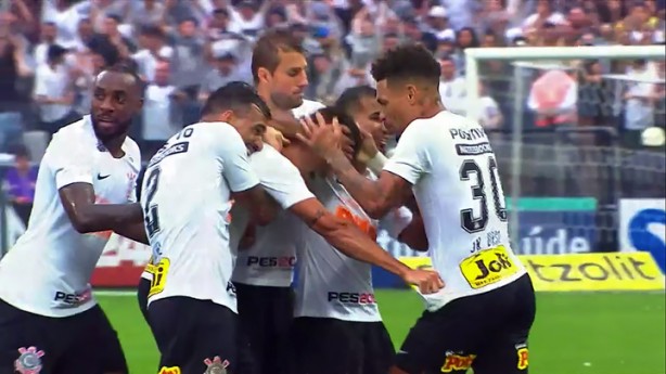 Gol de Avelar no incio da segunda etapa