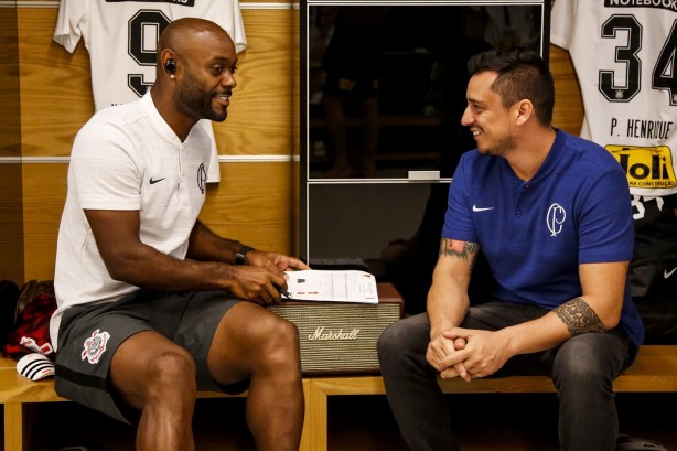 Love e André Dias Supervisor de Futebol no vestiário da Arena Corinthians