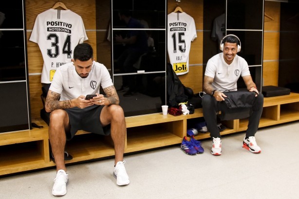 Pedro Henrique e Ralf no vestiário da Arena Corinthians antes do jogo contra o Oeste