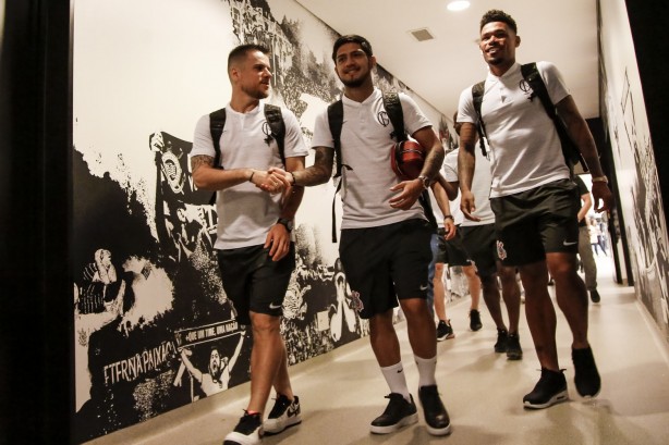 Ramiro, Sergio Díaz e Júnior Urso chegam à Arena Corinthians para jogo contra o Oeste, pelo Paulista