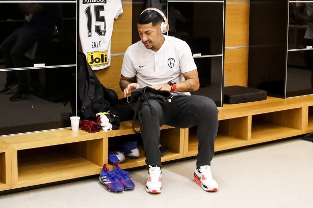 Volante Ralf no vestiário da Arena Corinthians antes do jogo contra o Oeste, pelo Paulistão