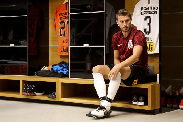 Zagueiro Henrique no vestiário da Arena Corinthians antes do jogo contra o Oeste