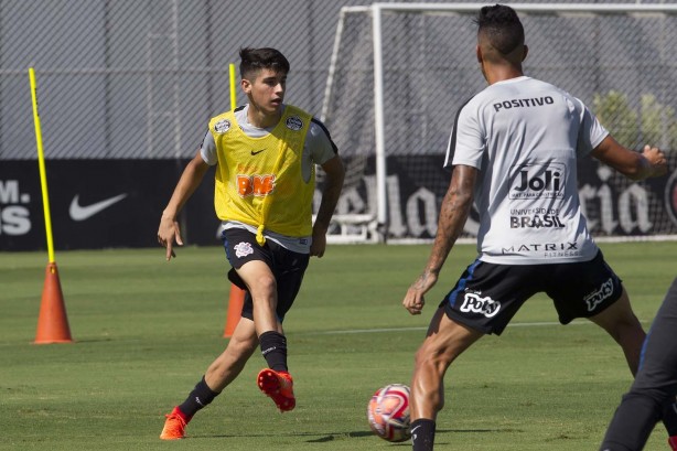 Ángelo Araos treina no CT Joaquim Grava na manhã desta segunda