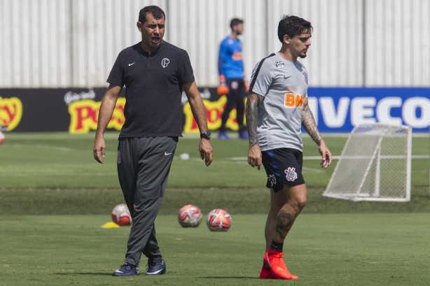 Carille e Fagner no treino da manhã desta segunda-feira no CT