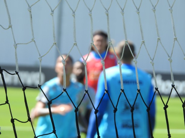 Cássio e Walter tiveram dia de jogadores de linha no CT do Timão