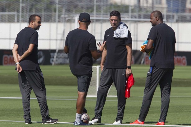 Comissão técnica corinthiana no treino desta segunda-feira no CT Joaquim Grava