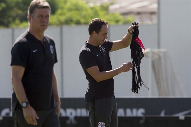 Comissão técnica prepara tudo para o treino da manhã desta segunda-feira no CT Joaquim Grava