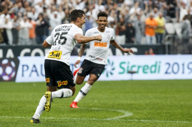 Danilo Avelar comemorando o gol da partida contra o Oeste, no Campeonato Paulista