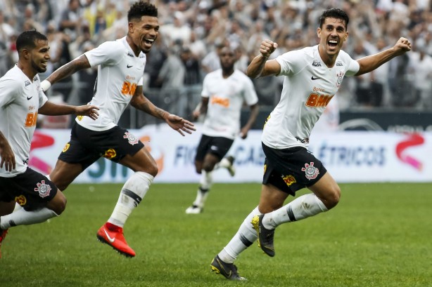 Danilo Avelar comemorando o gol da partida contra o Oeste, pelo Campeonato Paulista