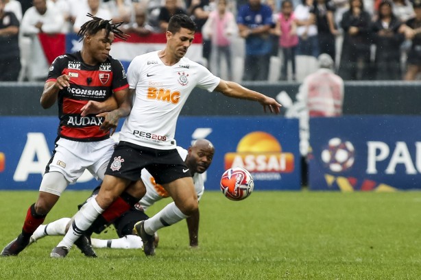 Danilo Avelar durante a vitória contra o Oeste, pelo Campeonato Paulista