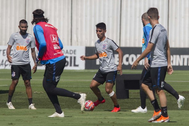 Fabrício Oya no treino da manhã desta segunda-feira no CT