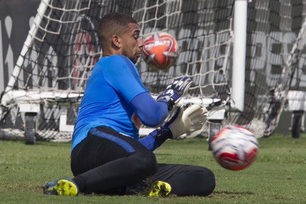 Goleiro Filipe treina na manhã desta segunda-feira