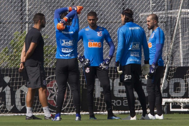 Goleiros corinthianos no treinamento de hoje no CT Joaquim Grava