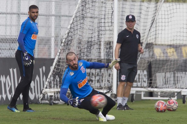 Goleiros do Corinthians no treinamento de hoje no CT Joaquim Grava