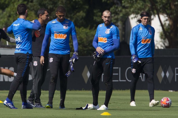 Goleiros do Corinthians no treinamento de hoje no CT Joaquim Grava