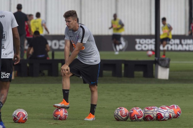 Lucas Piton participou do treino do elenco profissional nesta segunda-feira