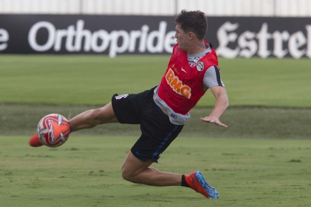 Mateus VItal no treino da manhã desta segunda-feira no CT
