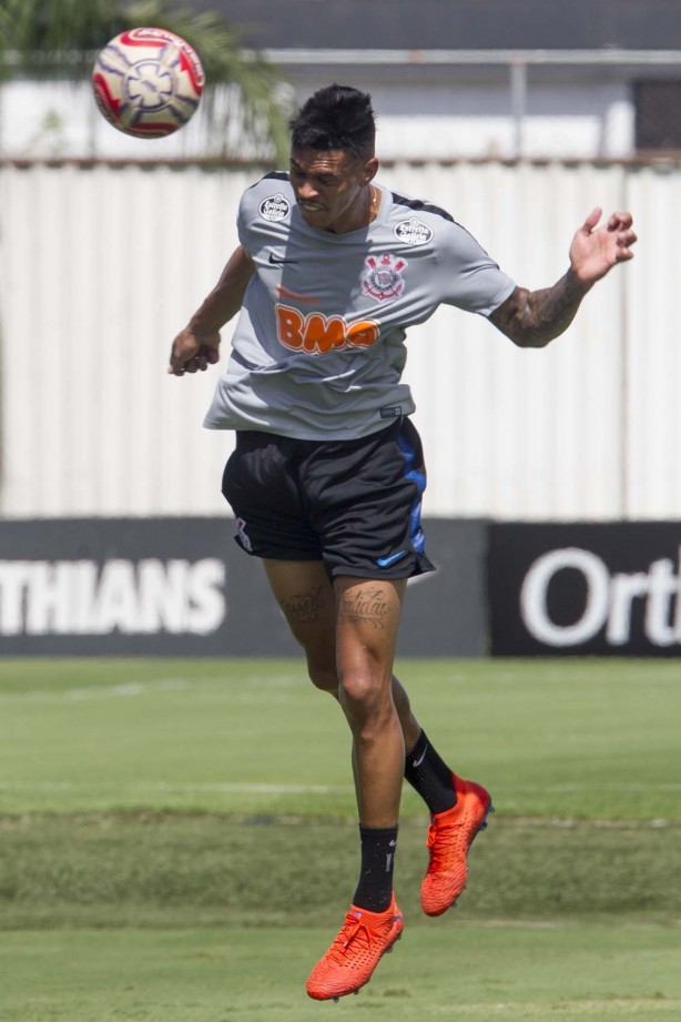 Richard também treina na manhã desta segunda-feira no CT