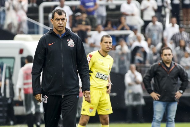 Técnico Fábio Carille comanda a equipe no jogo contra o Oeste