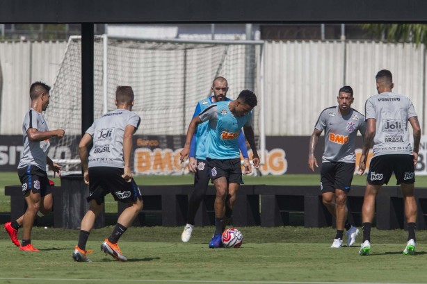 Timão treina no CT na manhã desta segunda