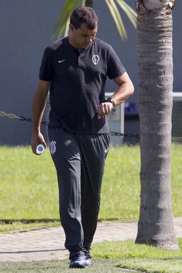 Treinador Fábio Carille treina equipe na manhã desta segunda-feira