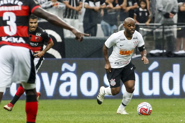 Vagner Love durante a vitória contra o Oeste, pelo Campeonato Paulista