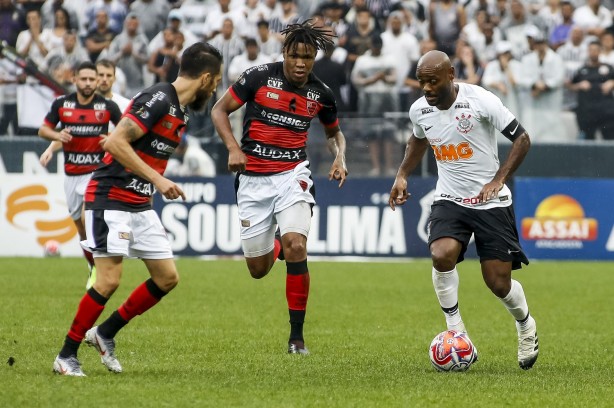 Vagner Love durante a vitória contra o Oeste, pelo Paulista