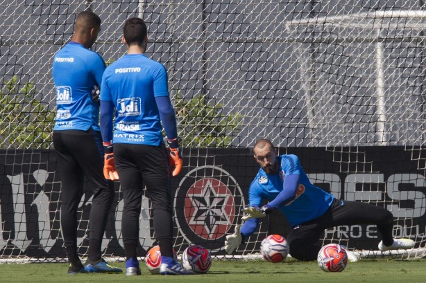 Walter e demais goleiros no treino de hoje no CT Joaquim Grava
