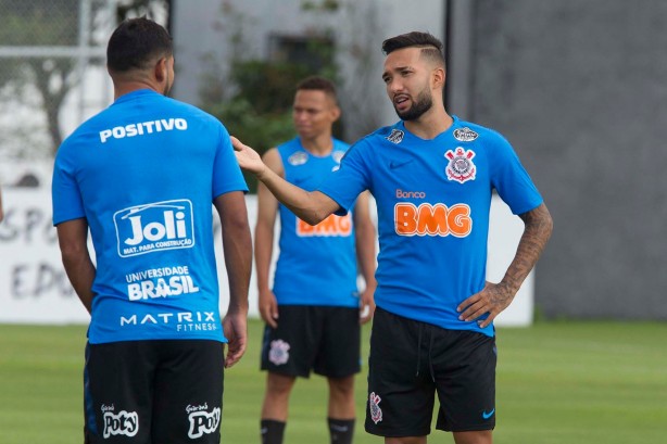 Clayson e Sornoza conversando no treino desta terça-feira no CT