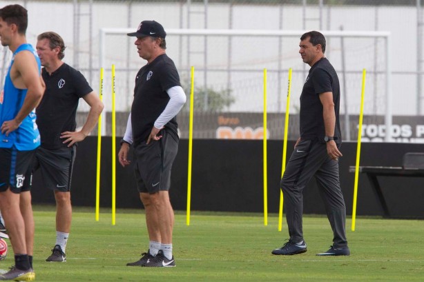 Comissão técnica comanda o último treino do elenco antes do jogo contra o Ituano