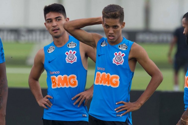 Fabrício Oya e Pedrinho no treino de hoje no CT Joaquim Grava