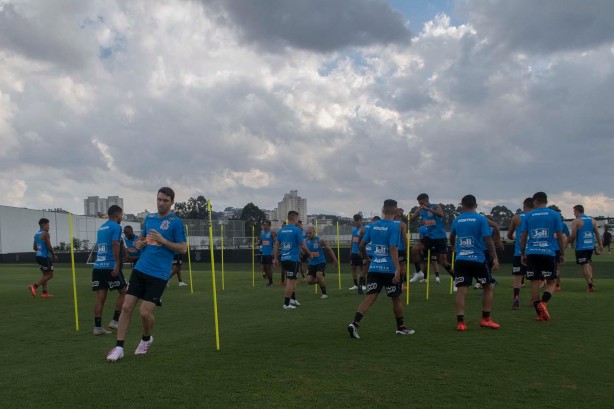Jogadores durante treino desta terça-feira no CT Joaquim Grava