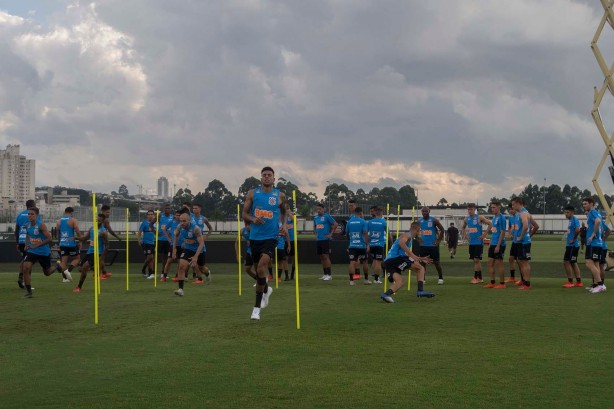 Jogadores durante treino no CT Joaquim Grava nesta terça-feira