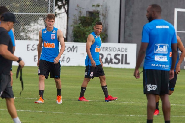 Lucas Piton e Janderson treinaram entre os profissionais nesta terça-feira no CT Joaquim Grava