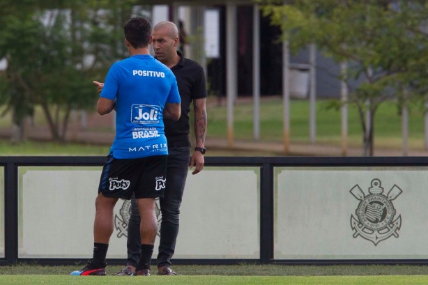 Sheik e Jadson conversam no treino desta terça-feira no CT