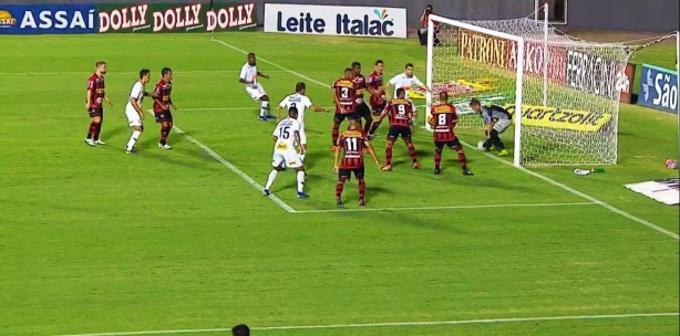 Bola teimava em no entrar no gol do Ituano