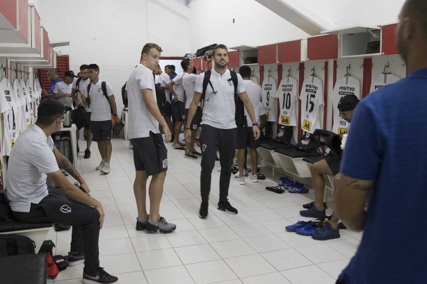 Carlos Augusto e Henrique no vestiário do estádio Dr. Novelli Júnior