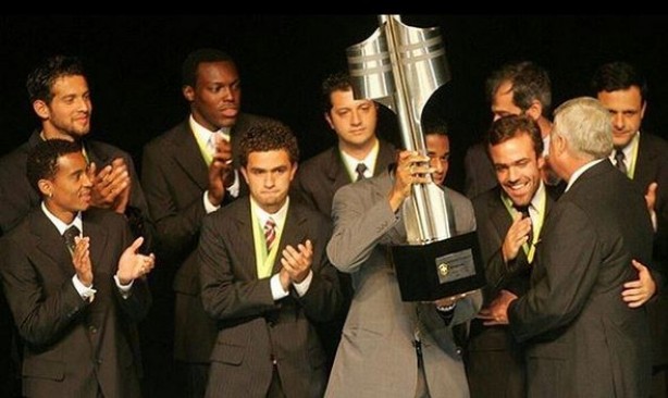 Dinélson ao lado de Betão na entrega da taça de 2005