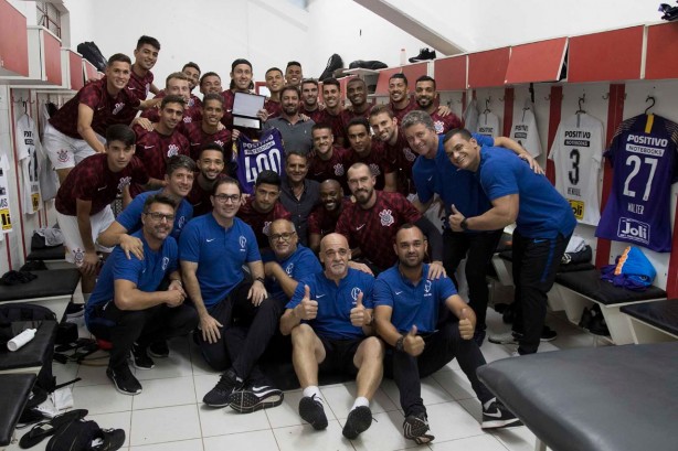 Elenco e comissão posaram com o arqueiro no vestiário do Novelli Júnior