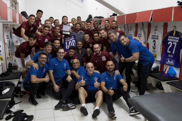 Elenco e comisso posaram com o arqueiro no vestirio do Novelli Jnior