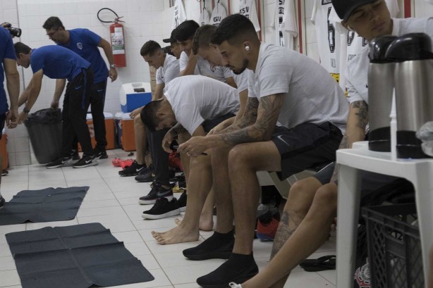 Jogadores no vestiário do estádio Dr. Novelli Júnior, antes do jogo contra o Ituano