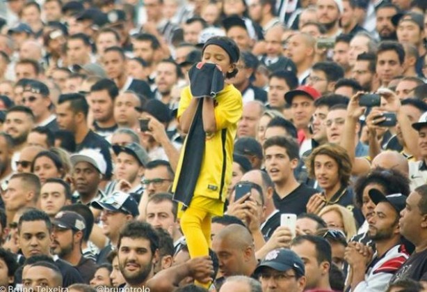 Mini-Cássio emocionado durante jogo na Arena