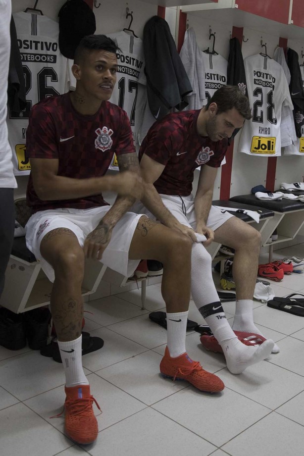 Richard e Boselli no vestiário antes do duelo contra o Ituano, em Itu
