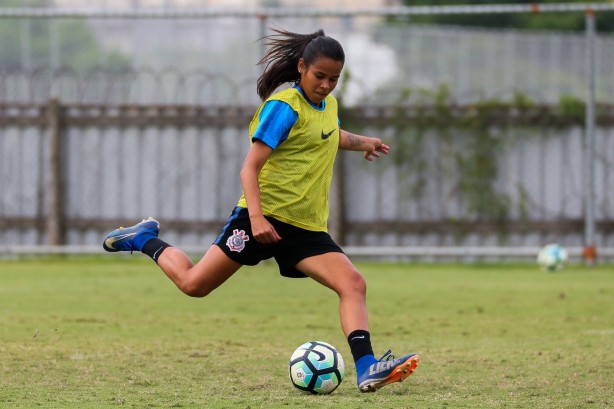 Victória treina com as meninas do Corinthians Futebol Feminino