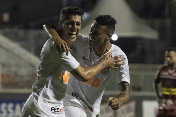 Avelar e Richard comemoram o gol do lateral contra o Ituano, pelo Paulistão