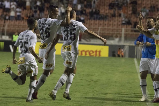 Avelar em comemoração ao seu gol contra o Ituano