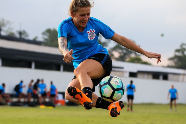 Cacau mostra toda sua habilidade durante treino do Corinthians Futebol Feminino
