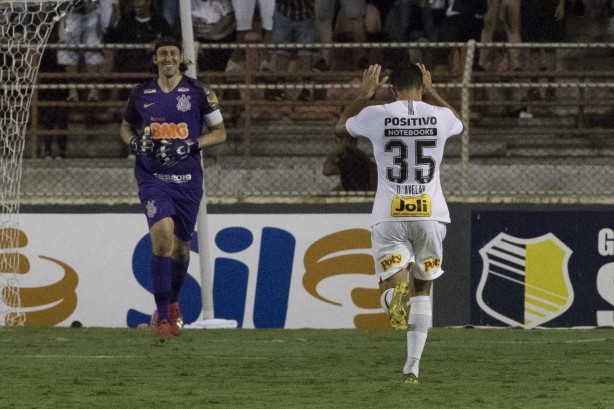 Cássio e Danilo Avelar em partida contra o Ituano, pelo Paulistão 2019