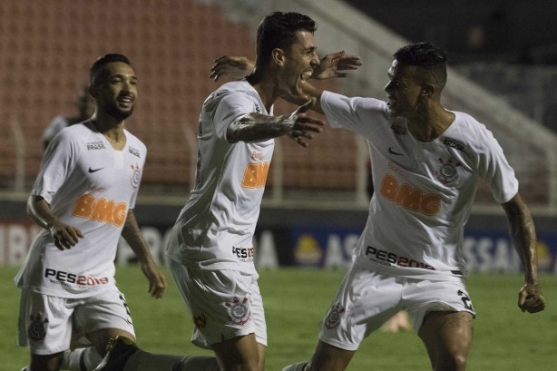 Clayson, Avelar e Richard comemoram o gol do lateral contra o Ituano