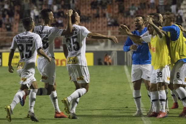 Comemoração dos jogadores do Corinthians após o gol de Danilo Avelar, contra o Ituano